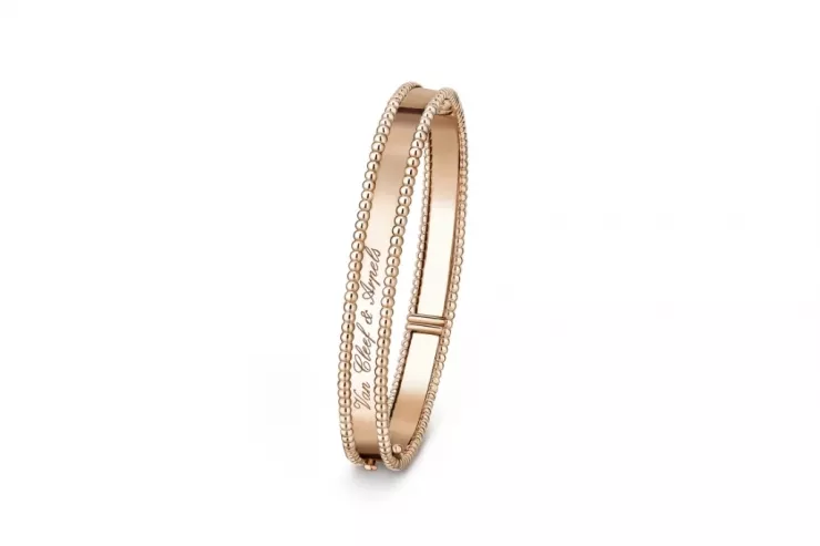 Ngoài ra, cô còn phối thêm vòng tay ton-sur-ton cùng thương hiệu. Thiết kế Perlée bằng vàng 18K được hãng niêm yết khoảng 206 triệu đồng.