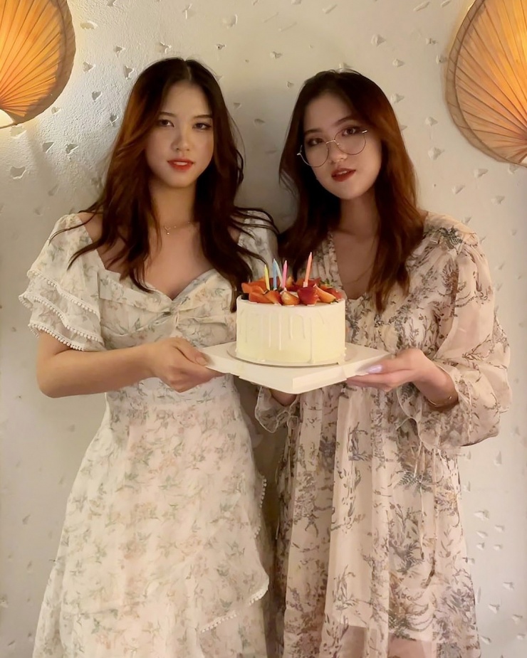 Hai chị em cùng chọn đầm hoa ăn ý khi làm tiệc sinh nhật chung. Hoa hậu Phương Oanh nói họ khác biệt về tính cách nhưng luôn đồng hành, động viên nhau trong cuộc sống và xem người kia như tri kỷ.