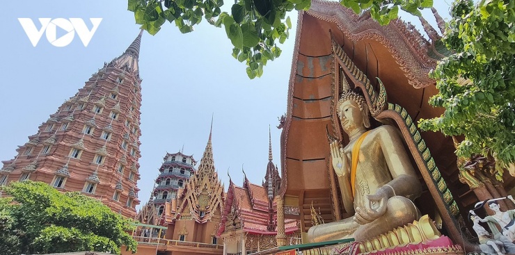 Wat Tham Suea không chỉ mang trong sự linh thiêng. Những công trình kiến trúc mang nét văn hóa tiêu biểu của Thái Lan và sự hoang sơ, yên bình của không gian tạo nên sức hút mạnh mẽ đối với du khách. 