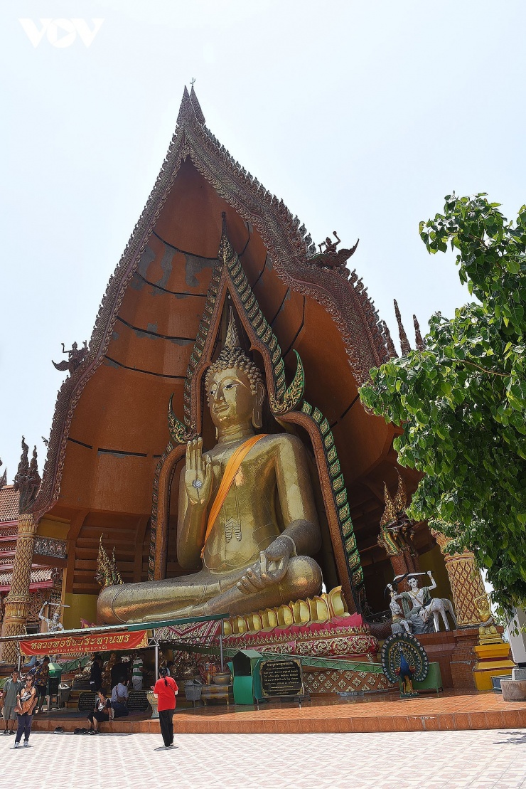 Đặc điểm nổi bật nhất tại chùa hang cọp Wat Tham Suea đó chính là bức tượng Phật ngồi dát vàng lớn nhất tỉnh Kanchanaburi được đặt trên đỉnh đồi, ở vị trí cao nhất của ngôi chùa.