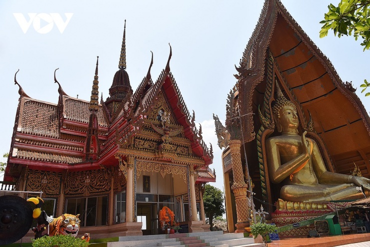 Giống như các ngôi chùa tiêu biểu khác tại xứ sở chùa Vàng, chùa hang cọp Wat Tham Suea là khu vực tôn nghiêm và là nơi linh thiêng.