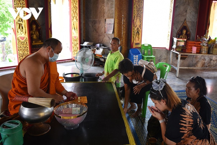 Chính vì thế, dù là khách tham quan hay đi lễ tại ngôi chùa này, tốt nhất bạn nên chuẩn bị cho mình những trang phục chỉnh tề và lịch sự để có thể bày tỏ lòng tôn kính đối với Đức Phật hiển linh.