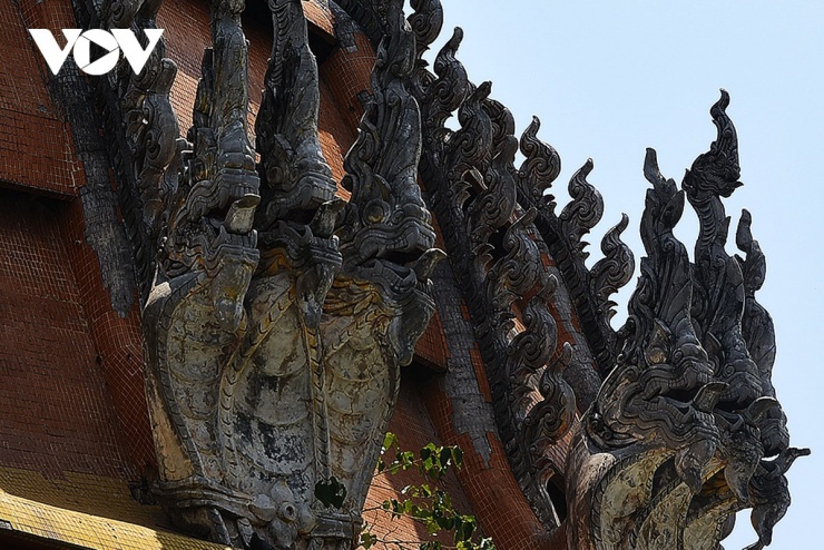 Phù điêu, họa tiết trên mái vòm tượng Phật dát vàng chùa Wat Tham Suea.