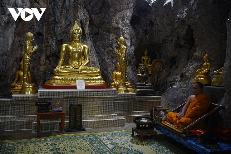 Các hang núi kín đáo tại chùa Wat Tham Suea hiện nay đều là nơi thờ Phật.