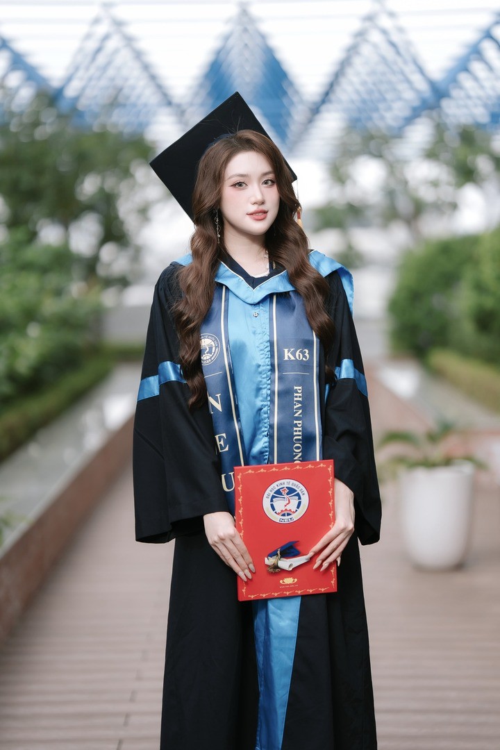 Phương Oanh đạt IELTS 7.5 và có chứng chỉ tiếng Trung HSK 3. Bên cạnh học tập, người đẹp còn tích cực tham gia hoạt động ngoại khóa khi là đại sứ truyền thông của các chương trình sinh viên như Global Volunteer – AIESEC, Bản Lĩnh Marketer, Nghệ Rối… Cô cũng từng là Chủ tịch CLB Phan Đình Phùng Dance Club và cùng đội giành Quán quân High School Best Dance Crew 2020.