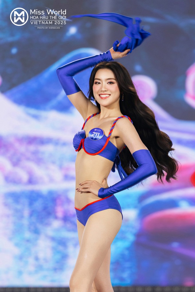 Phan Phương Oanh cho biết trước khi tham gia Miss World Vietnam 2025, cơ thể nặng 56 kg và chưa thực sự săn chắc. Vì thế, cô quyết tâm siết dáng bằng chế độ tăng cơ giảm mỡ. Trong ba tháng trước chặng hai của cuộc thi, cô duy trì tập gym 4-5 buổi mỗi tuần đồng thời áp dụng chế độ ăn uống healthy để có vòng eo 61 cm cùng body săn chắc, khỏe khoắn, từ đó tự tin hơn trong phần thi trình diễn áo tắm cũng như diện các thiết kế bó sát, tôn hình thể.