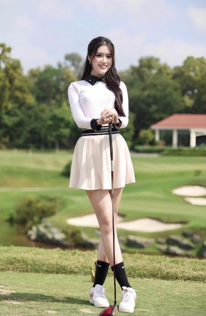 Không chỉ có nhan sắc xinh đẹp cùng vóc dáng gợi cảm, Phan Phương Oanh còn có thành tích học tập nổi bật. Cô tốt nghiệp xuất sắc ngành Kinh doanh quốc tế, Đại học Kinh tế Quốc dân Hà Nội. Người đẹp có chứng chỉ tiếng Anh IELTS 7.5 và tiếng trung HSK 3. Thời sinh viên, cô nhiều lần giành học bổng, tích cực tham gia các hoạt động ngoại khóa.