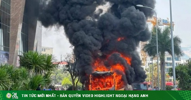 Cháy xe khách ngùn ngụt giữa trung tâm Nha Trang, nhiều người hoảng loạn