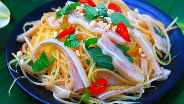 Nộm đu đủ tai heo là một món ăn đặc trưng và ngon miệng.