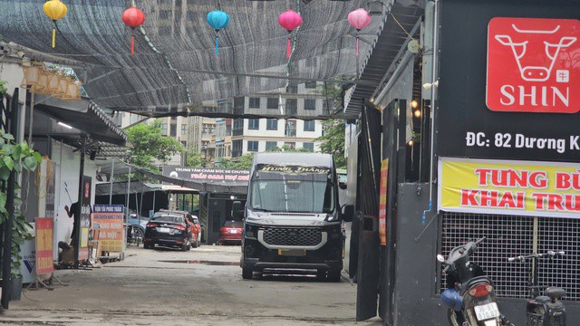 Các công trình chỉ được quây tôn, che chắn bằng bạt nhựa sơ sài. Chỉ cần một sự cố chập điện nhỏ, ngọn lửa có thể bùng phát và lan rộng ra toàn bộ khu vực trong vài phút.