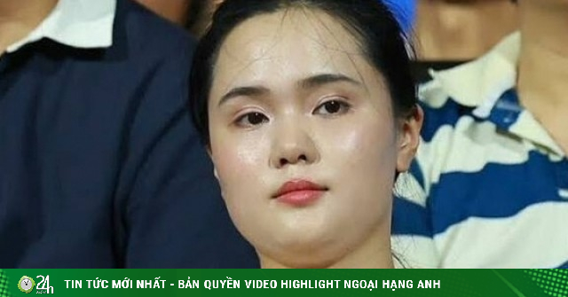 Bà xã Duy Mạnh đeo dây chuyền 300 triệu đồng khi đi cổ vũ chồng