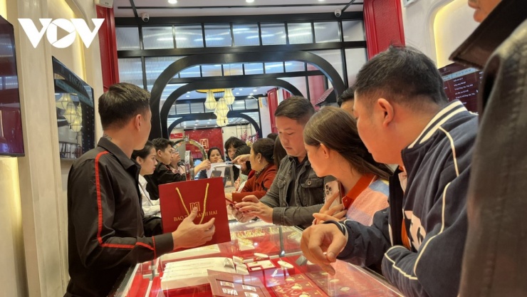Nhà đầu tư lỗ nặng, giao dịch khó - 2