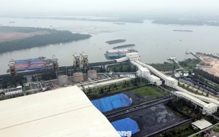 Năm 2025, Công ty Cổ phần nhiệt điện Hải Phòng đã thành lập BQL dự án nâng cấp hệ thống xử lý khí thải với tổng vốn đầu tư hơn 1.500 tỷ đồng nhằm đáp ứng quy chuẩn về khí thải nhiệt điện đốt than. Đơn vị này cũng đầu tư hệ thống băng tải kín phục vụ vận chuyển than từ cảng vào nhà máy để giảm bụi cho khu vực dân cư; lắp đặt hệ thống quan trắc môi trường tự động, kết nối trực tuyến với Sở NN&MT Hải Phòng để giám sát liên tục.