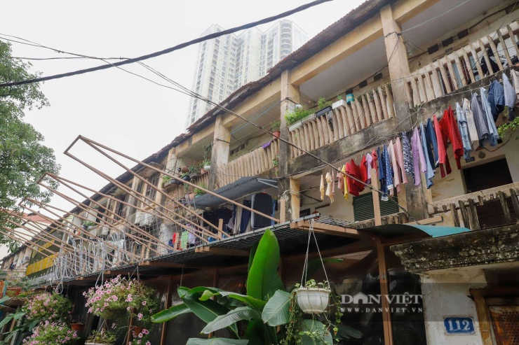 Không chỉ dừng lại ở sự xuống cấp kết cấu, không gian sống tại đây còn vô cùng ngột ngạt bởi hệ thống dây điện, đường ống nước chằng chịt, thiếu quy hoạch đồng bộ. 