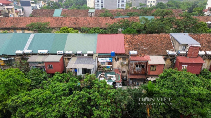 Để đối phó với sự chật hẹp, nhiều hộ dân đã tự ý cơi nới, chắp vá thêm các "chuồng cọp" bằng tôn, bạt, khung sắt. 