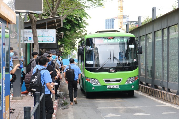 Sinh viên, học sinh vẫn là nhóm sử dụng xe buýt nhiều nhất tại TP HCM. Ảnh: Hạ Giang