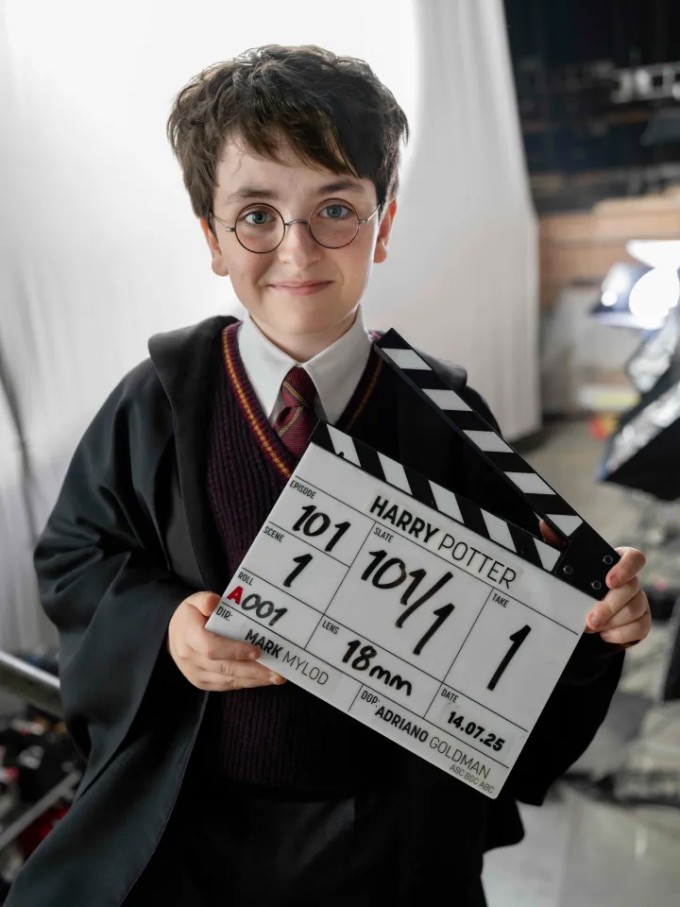Dominic McLaughlin đảm nhận vai Harry Potter.