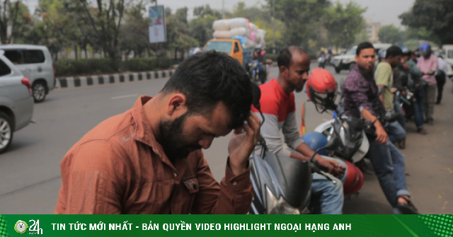 Người Bangladesh xếp hàng dài chờ mua xăng