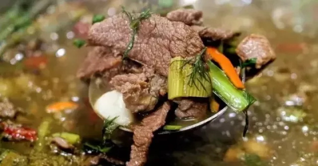 'Lẩu phân bò' - món đặc sản Quý Châu