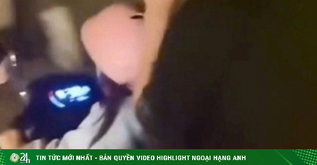 Xôn xao bé gái 6 tuổi điều khiển xe máy điện chở người lưu thông trên đường