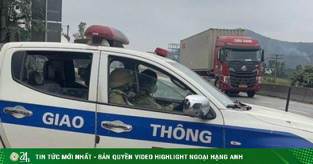 CSGT mở đường đưa bé co giật, tím tái đi cấp cứu kịp thời
