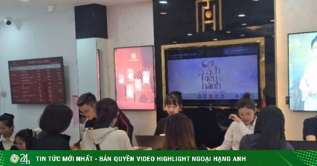 Diễn biến khác thường của giá vàng trong nước, tiệm vàng xuất hiện cảnh lạ lùng