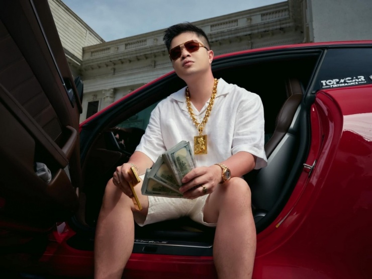  Trước khi bị bắt, Mr Pips đăng tải nhiều clip khoe tài sản, xe sang, USD để "lùa gà". 