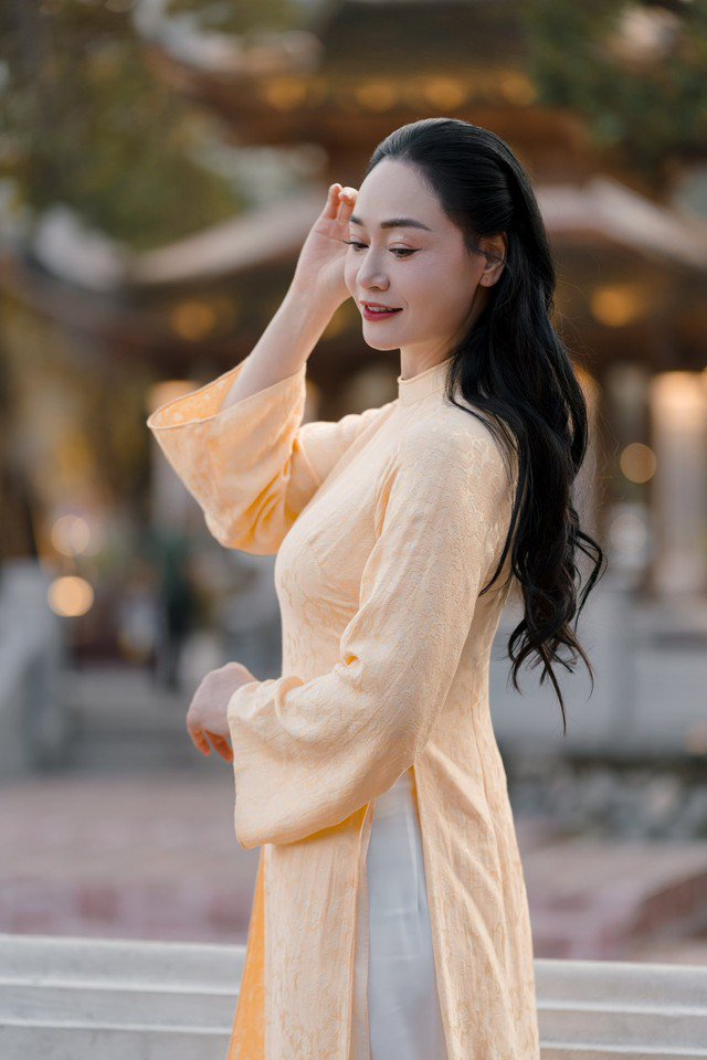 Từ cách đây gần 20 năm, trong lúc ở nhà làm vợ, làm mẹ, nữ nghệ sĩ đã chọn yoga để tập luyện. NSƯT Quách Thu Phương đã có hành trình vất vả mới có được như ngày hôm nay. Chị không chỉ có sự quyết tâm mà còn chi nhiều tiền để tìm ra phương pháp tập luyện hiệu quả nhất.