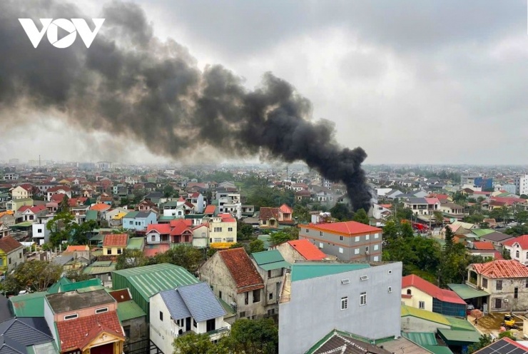 Cột khói đen bốc lên từ vụ cháy.&nbsp;