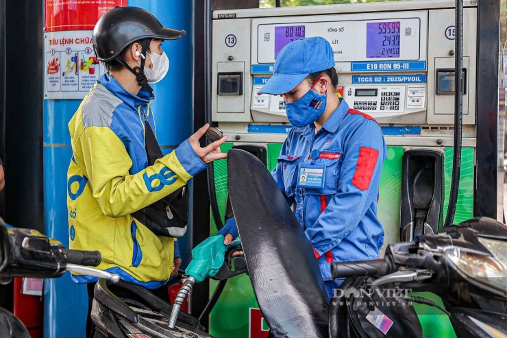 Là một tài xế công nghệ, anh Nguyễn Duy Tính (23 tuổi, phường Xuân Đỉnh, Hà Nội) cho biết: “Là người thường xuyên di chuyển, tôi đã quen dùng xăng E5 và thấy xe vận hành ổn định. Khi có xăng E10, tôi cũng chủ động trải nghiệm. Bước đầu, xe vẫn hoạt động tốt, chưa thấy khác biệt rõ rệt so với xăng truyền thống. Có lẽ cần thêm thời gian và đánh giá từ nhiều người dùng để nhìn nhận đầy đủ hơn về hiệu quả của loại xăng này”.