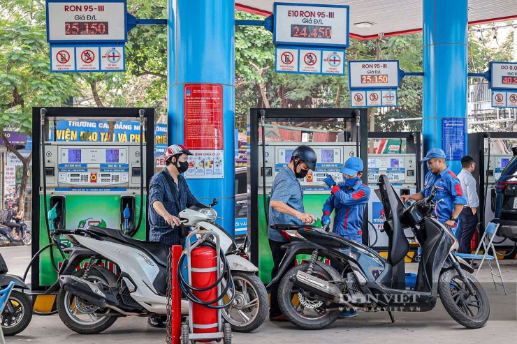 “Từ đầu năm, tôi đã chuyển sang dùng thử xăng E10. Giá hiện thấp hơn xăng truyền thống nhưng chênh lệch chưa nhiều. Dù vậy, đây vẫn là tín hiệu tích cực, nhất là khi E10 thân thiện hơn với môi trường. Nếu thời gian tới có thêm chính sách để giá mềm hơn, tôi tin sẽ có nhiều người sẵn sàng chuyển sang sử dụng”, anh Tuấn Tâm chia sẻ.