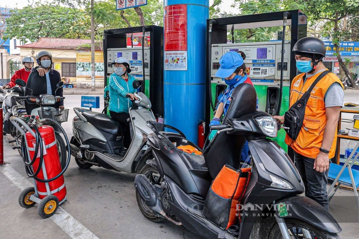 Không chỉ anh Tính, ngày càng nhiều người dân cũng lựa chọn sử dụng xăng E10 thay cho các loại xăng truyền thống.