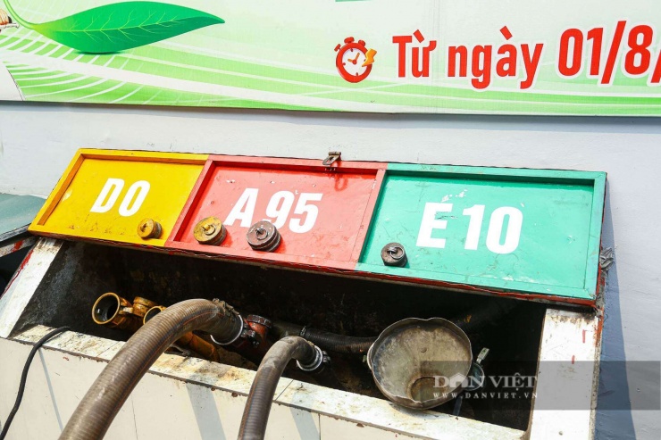 Tại các cây xăng, người bán vẫn chủ động tuyên truyền về tính năng của xăng E10 để người mua hiểu rõ hơn. Thành phần xăng E10 gồm 90% xăng khoáng và 10% ethanol - loại cồn có thể sản xuất từ sắn, mía, ngô. So với xăng E5 hiện đang lưu hành, xăng E10 có tỷ lệ ethanol cao hơn, được kỳ vọng sẽ tăng hiệu quả giảm phát thải.