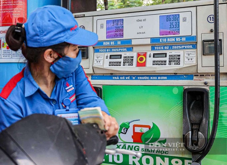 Hiện giá xăng E10 không cao hơn 24.450 đồng/lít, thấp hơn mức 25.428 đồng/lít của xăng E5 và mức 26.976 đồng/lít của xăng RON95.