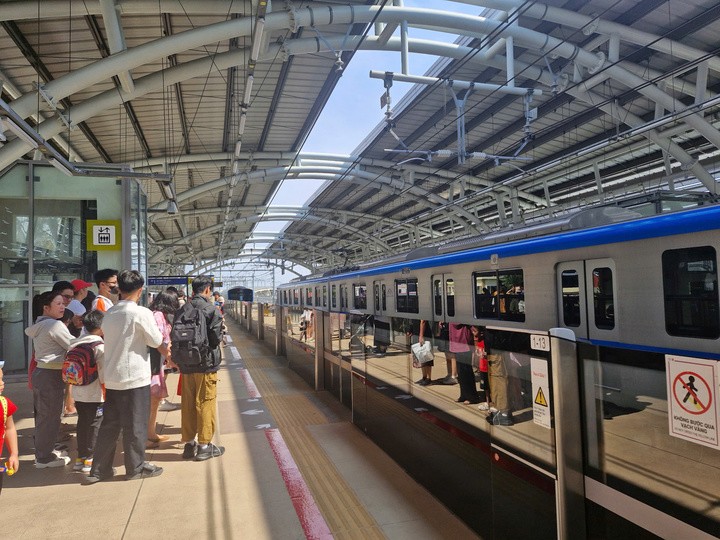 Ngoài xe buýt, tuyến Metro số 1 cũng đang thu hút rất đông người dân sử dụng vì tiện lợi, an toàn.