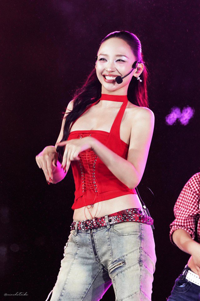 Vòng eo con kiến của nữ ca sĩ 37 tuổi vừa viral trong lễ trao giải 'Làn sóng xanh' - 2