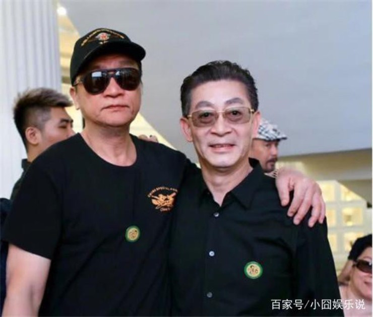 Lâm Chí Khiêm (bên trái) chụp ảnh chung với Lục Tiểu Linh Đồng, người vào vai Tôn Ngộ Không 