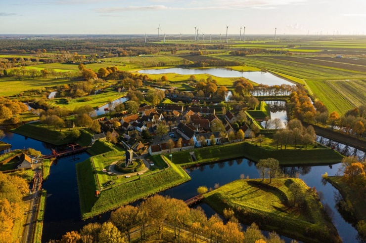 Ngôi làng xanh mướt có tạo hình ấn tượng. Ảnh: The Sun