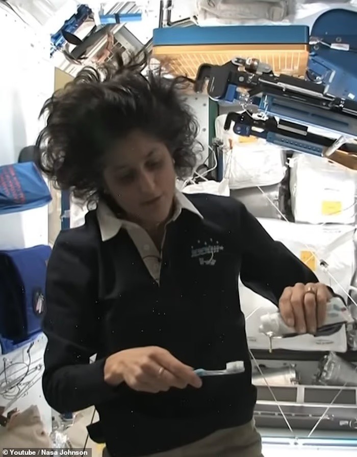 Nữ phi hành gia NASA Sunita Williams hướng dẫn cách đánh răng trong không gian.