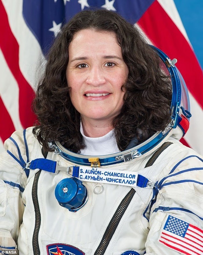 Phi hành gia của NASA, Serena Aunon-Chancellor, chia sẻ thường mang theo bút kẻ mắt, phấn mắt và có thể cả bút kẻ lông mày.