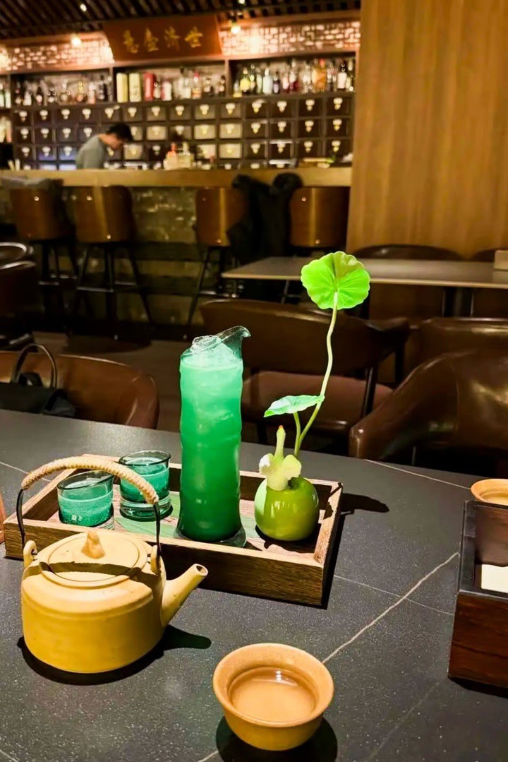 Một quan bar trang trí theo phong cách Đông y trang nhã.