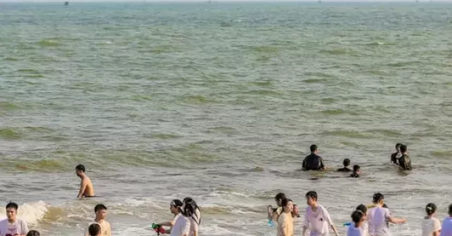 Rốt ráo 'thay áo' cho bãi biển Sầm Sơn