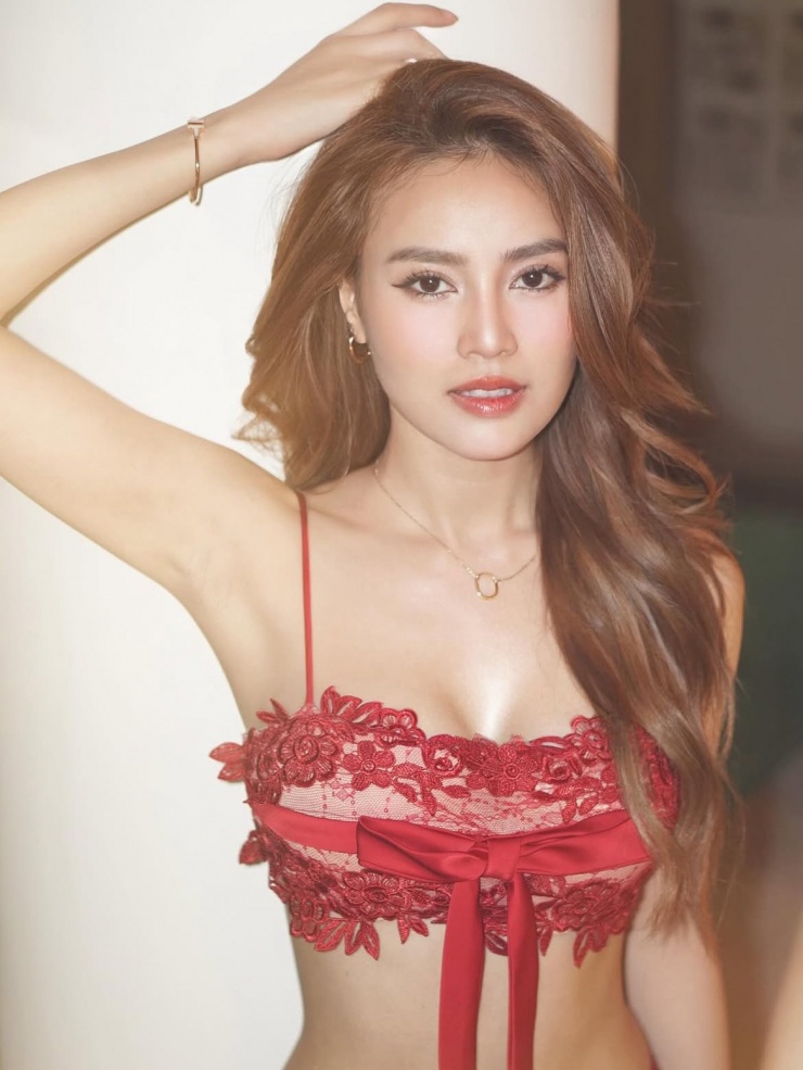 Lan Ngọc lựa chọn phụ kiện đồng bộ từ Tiffany & Co. để hoàn thiện tổng thể. Cô đeo dây chuyền Tiffany Lock Small Pendant bằng vàng hồng, giá khoảng 91 triệu đồng.
