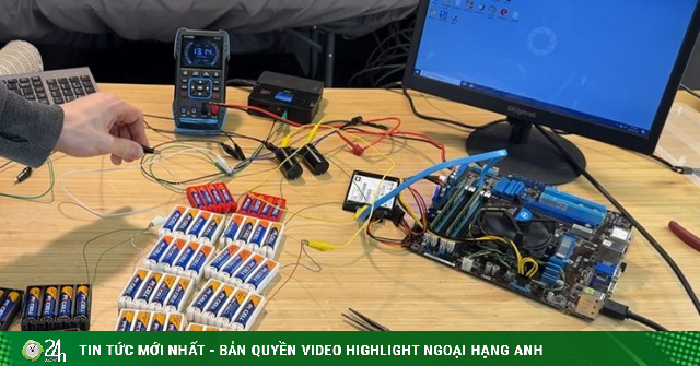 Dùng pin AA cấp điện cho máy tính và cái kết không ai ngờ tới