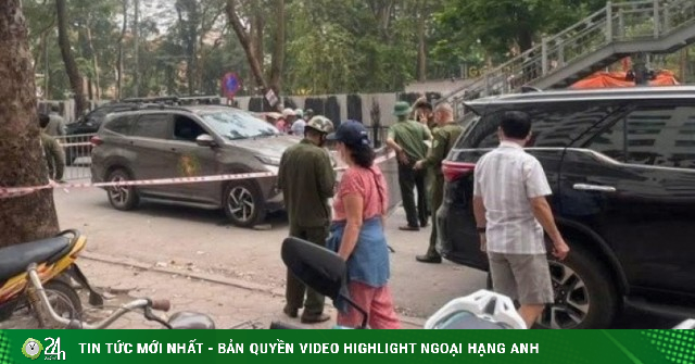 Tài xế ô tô bị hành khách dùng dao tấn công khi đang lái xe ở Hà Nội
