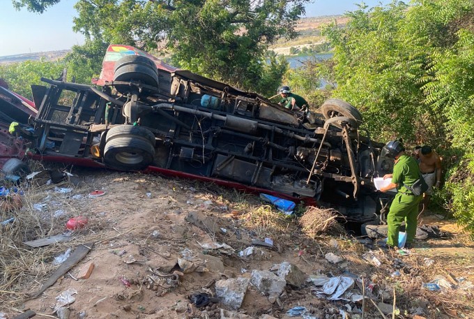 Hiện trường xe khách bị lật. Ảnh: Hồng Lâm Hiện trường xe khách bị lật. Ảnh: Hồng Lâm