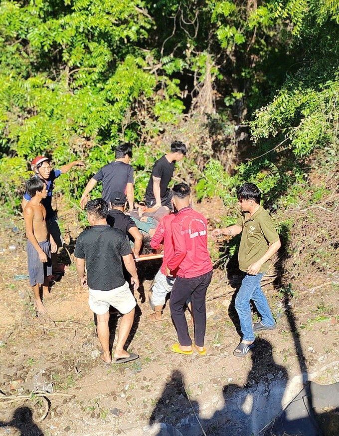 Lực lượng cứu nạn và người dân hỗ trợ đưa các nạn nhân đi cấp cứu. Ảnh: Hồng Lâm Lực lượng cứu nạn và người dân hỗ trợ đưa các nạn nhân đi cấp cứu. Ảnh: Hồng Lâm