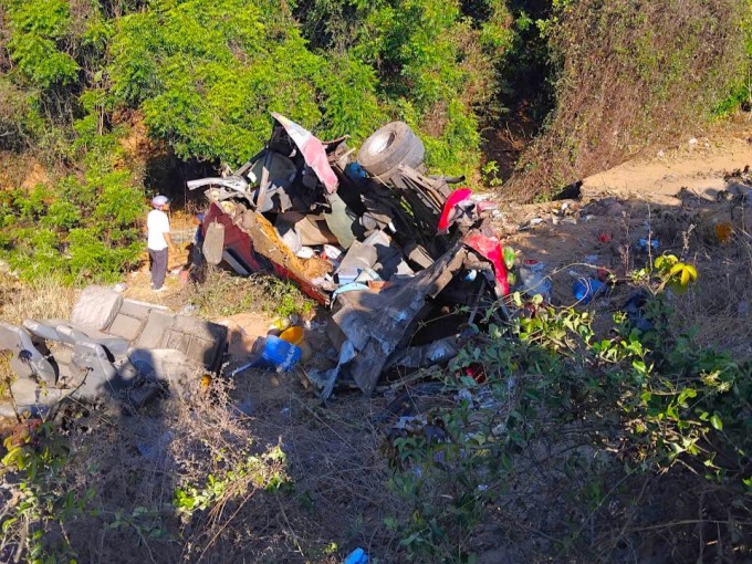 Ôtô khách lao xuống vực, bẹp dúm. Ảnh: Hồng Lâm Ôtô khách lao xuống vực, bẹp dúm. Ảnh: Hồng Lâm