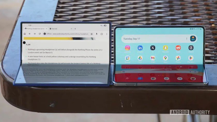 Galaxy Z Fold 7 (bên trái) có màn hình lớn hơn.