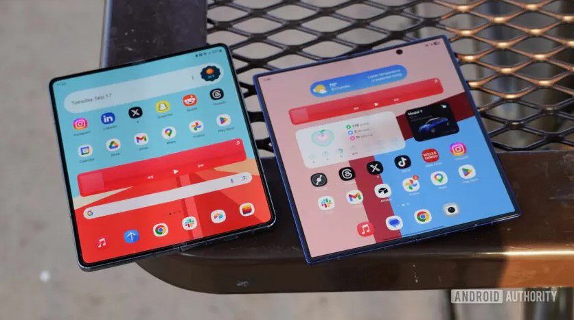 Galaxy Z Fold 4 và Galaxy Z Fold 7.